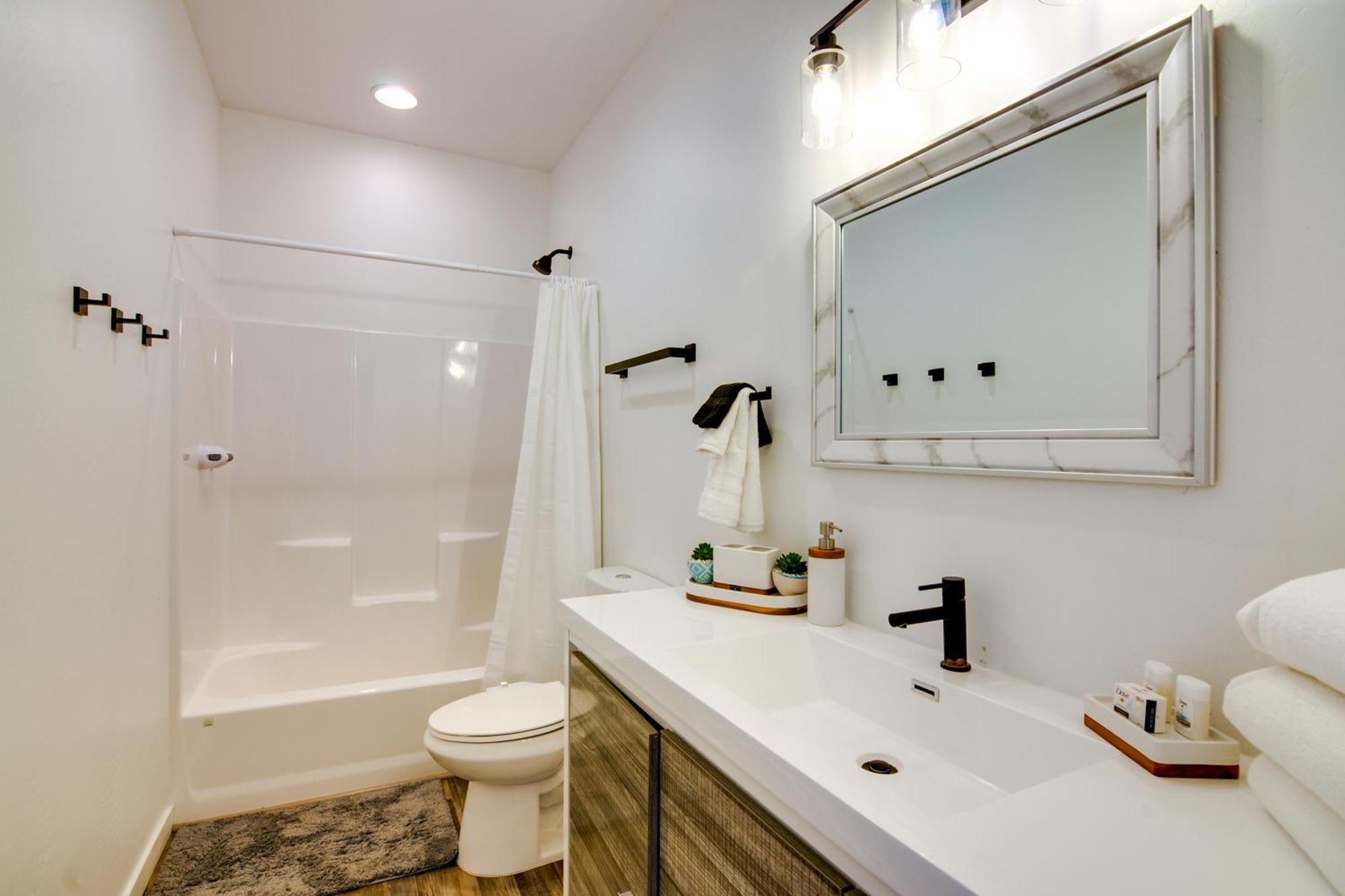 Apartment Lakefront Escape Near Hiking Trails *