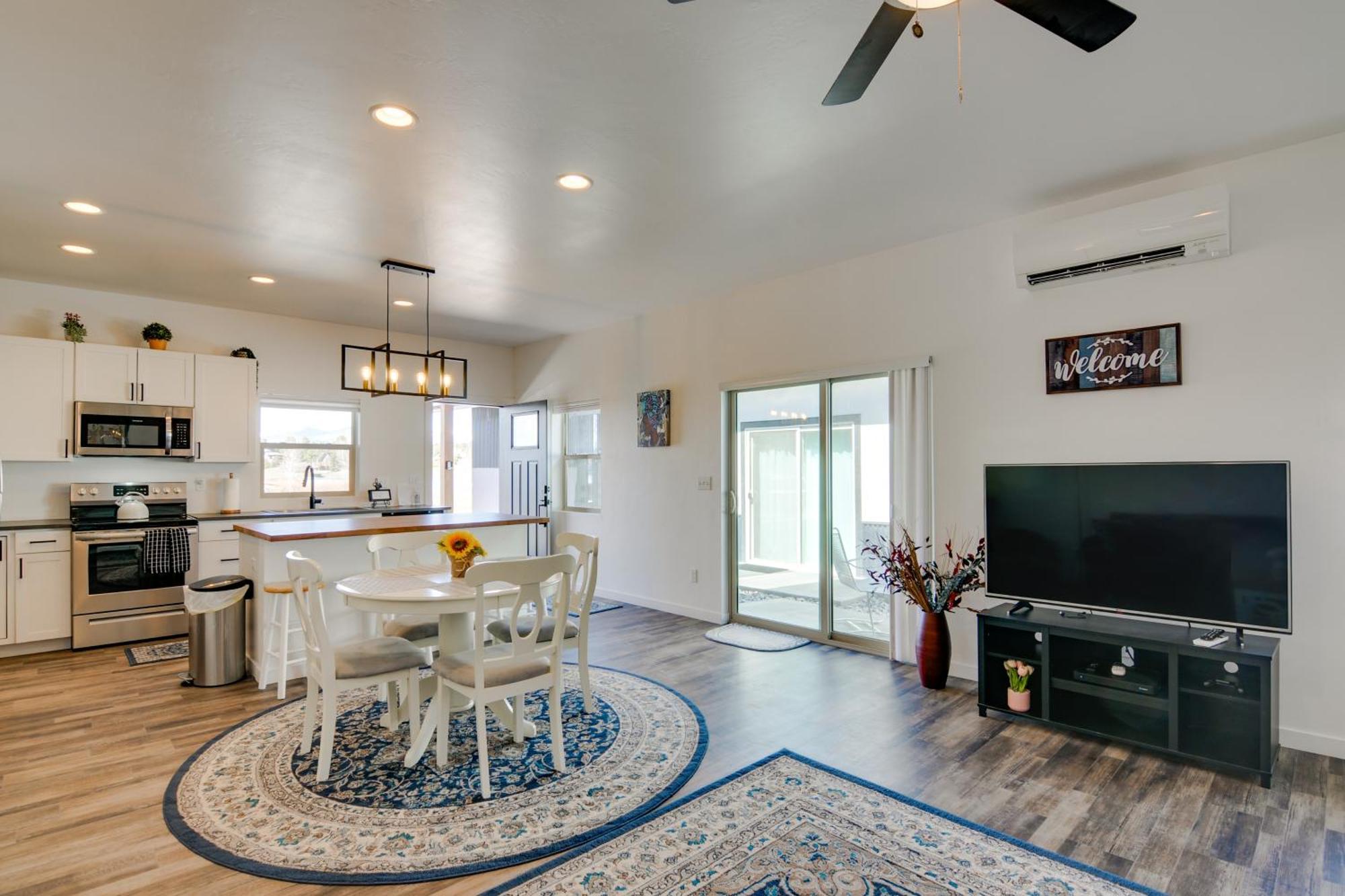 Apartment Lakefront Escape Near Hiking Trails *