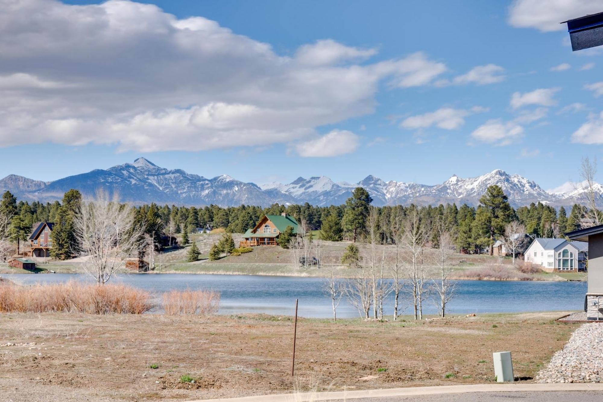 Apartment Lakefront Escape Near Hiking Trails *