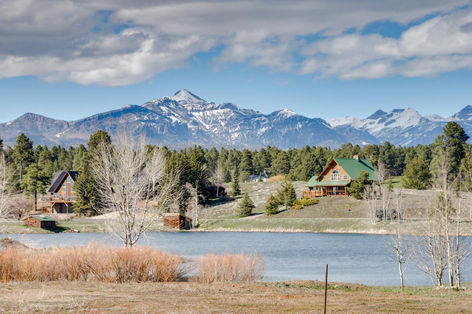 Apartment Lakefront Escape Near Hiking Trails *